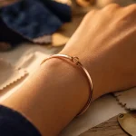 Bracelet rose or en or rose, gros plan sur poignet