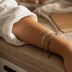 Bracelets femme : jonc, chaîne et manchette sur poignet féminin
