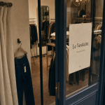 Le vestiaire saint jean de luz : entrée boutique prêt-à-porter femme