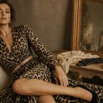 Léopard mode : robe portefeuille léopard chic en studio