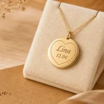 Pendentif en or personnalisé avec gravure “Lina 12.04”