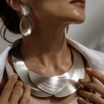 Bijoux tendance 2025 : collier oversize argent et boucles XXL