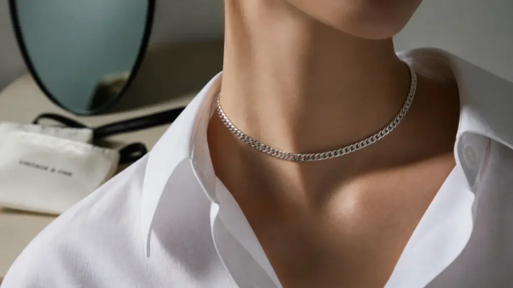 Chokers : choisir le bon collier ras du cou selon le style, la matière et le confort