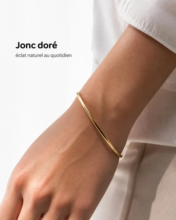 Joncs doré porté au poignet dans une mise en scène réaliste et élégante