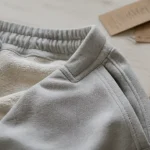Jogging coton bio gris chiné : texture, couture et ceinture élastique