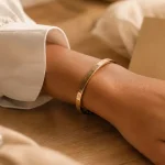 Joncs doré sur poignet, gros plan bijou doré