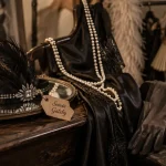 Accessoires gatsby femme : bandeau à plumes et collier de perles pour soirée Gatsby
