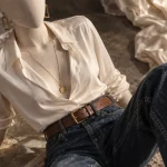 Accessoires mode femme : ceinture cuir et bijoux pour look signature
