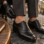 Chaussures richelieu femme en cuir noir, laçage et bout perforé