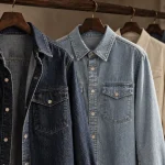 Chemises en jean pour femme en denim, vue studio gros plan